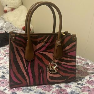 Micheal Kors bag. Used it 1 or 2 times. Looks new.